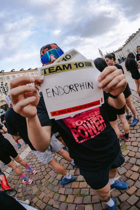 Un runner mostra il pettorale TEAM ENDORPHIN